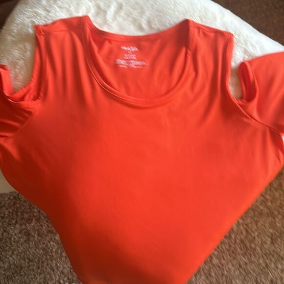 Cold Shoulder flowy top. - Picture 6 of 9